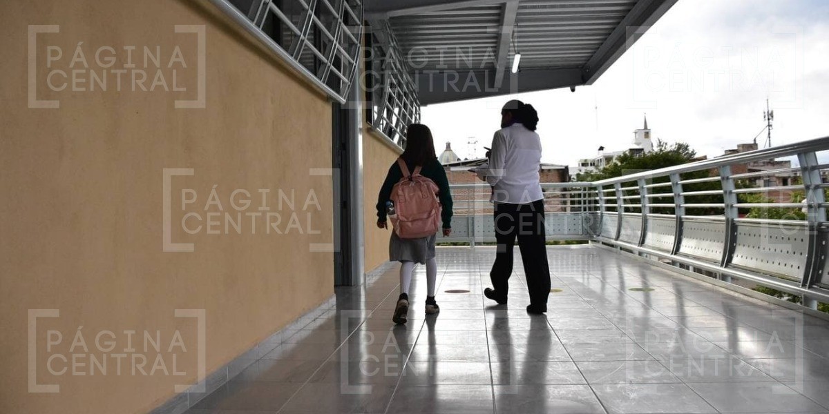 Alumnos regresan a las aulas con cubrebocas, a otros el vandalismo no los dejó llegar