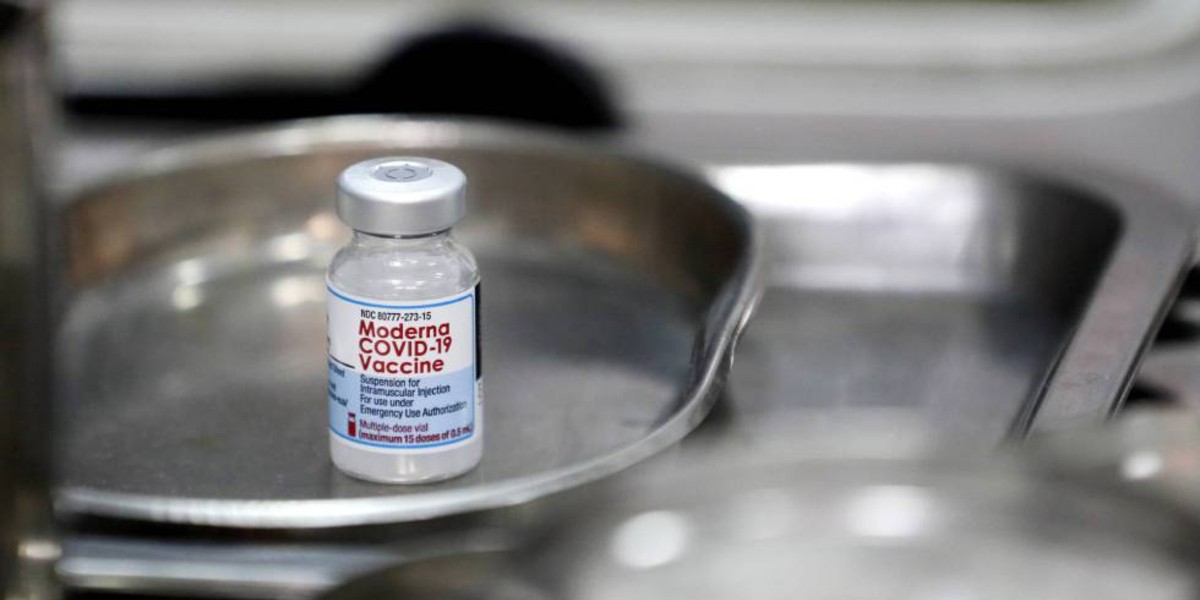 Japón encontró partículas de acero inoxidable en vacunas de Moderna