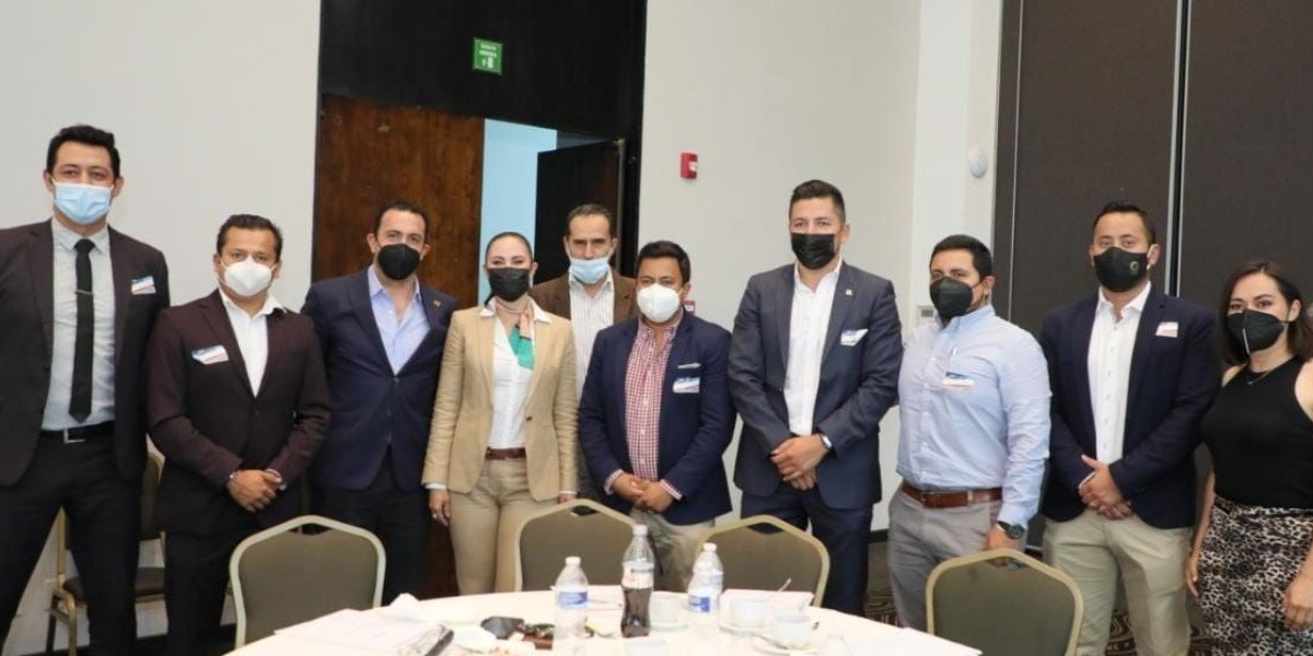 Acuerdan constructores y presidenta electa generar obras con sentido social