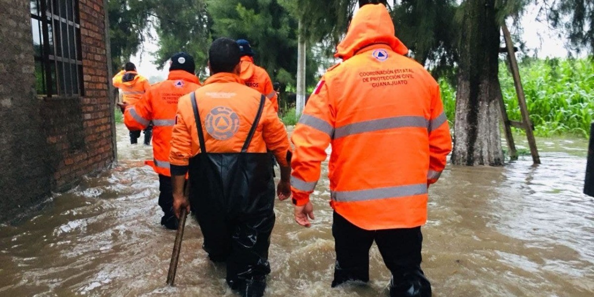 Desalojan a familias de cuatro comunidades por desbordamiento del Dren Abasolo