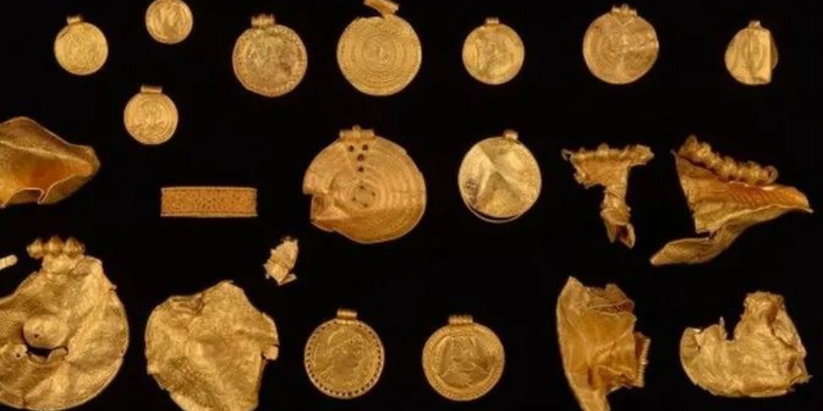 Arqueólogo aficionado halla tesoro previkingo ¡con un detector de metales!