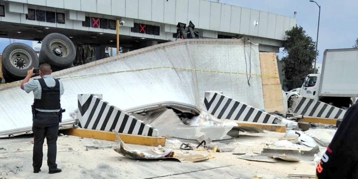 Tráiler se queda sin frenos y se impacta contra una caseta; hay dos muertos