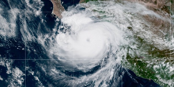 Olaf se convierte en huracán y tocará tierra este jueves