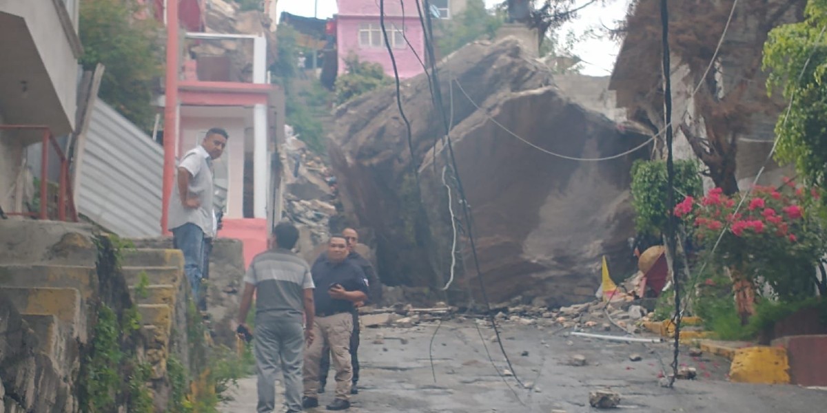 Se desgaja cerro en Tlalnepantla y sepulta varias casas