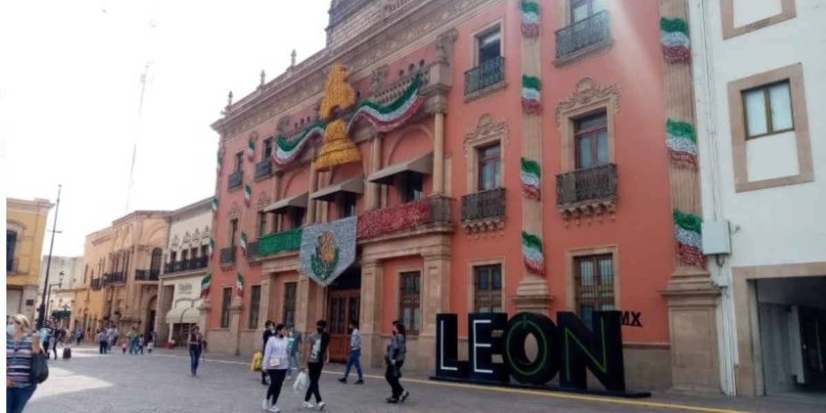 Sufren comerciantes ante cancelación de ceremonia del Grito