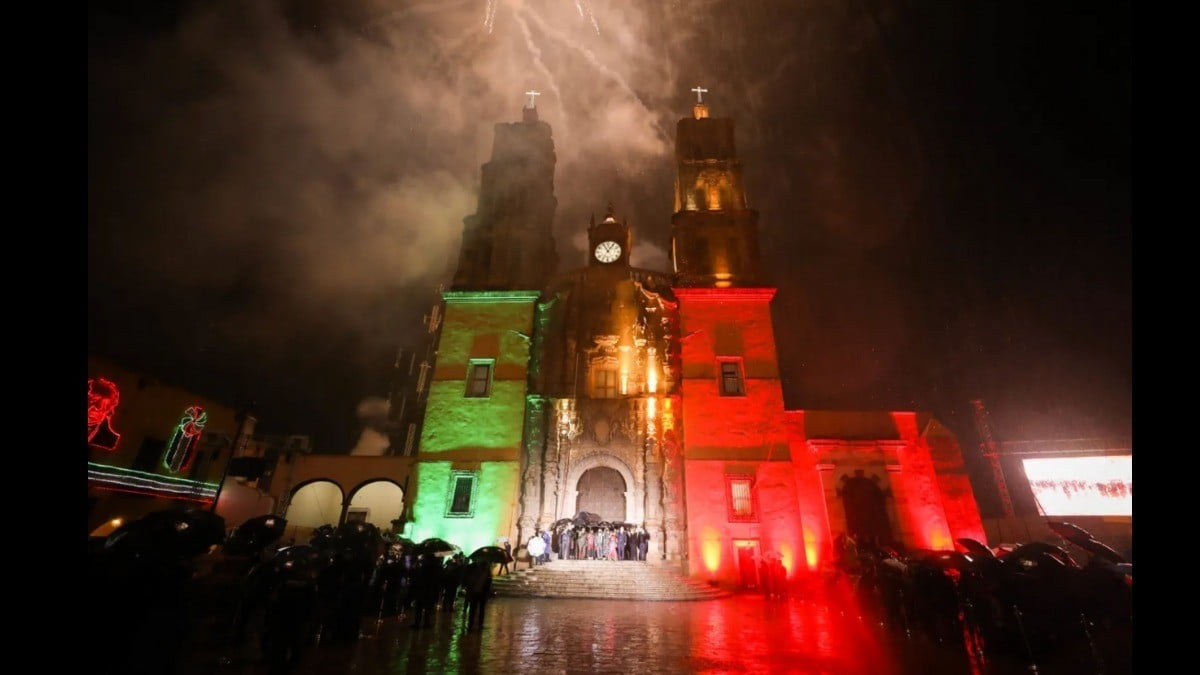 “¡Vivan las maestras y maestros! ¡Viva todo el personal de salud de Guanajuato!“