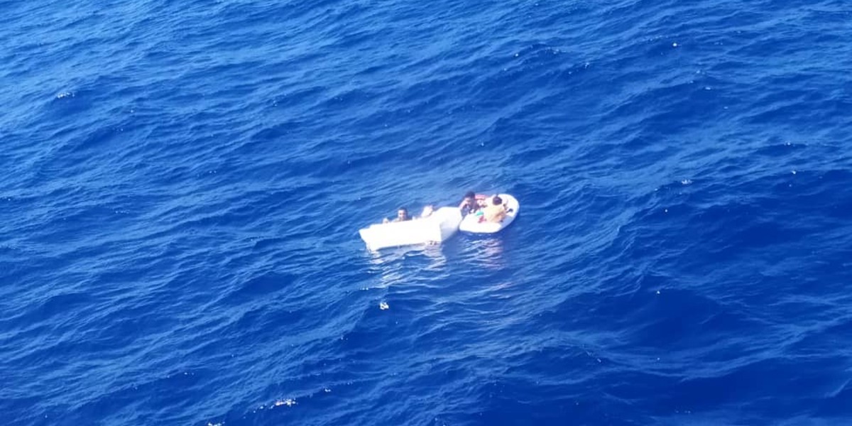 Rescatan a dos niños náufragos junto al cuerpo de su madre