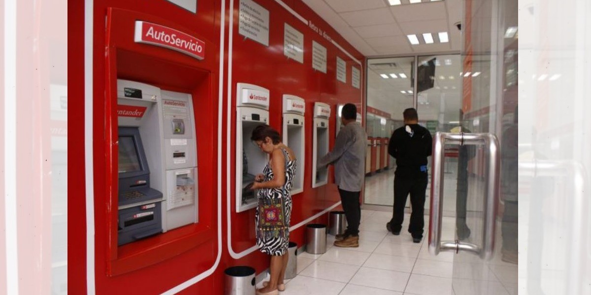 Registra Santander fallas en cajeros automáticos y comercios