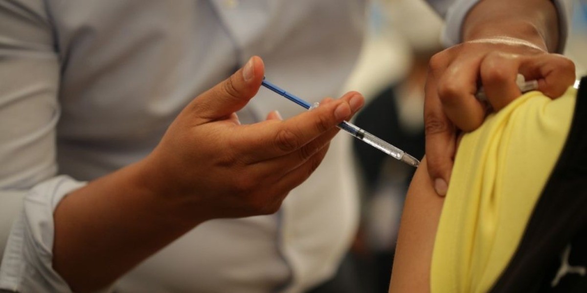 Llegan vacunas AstraZeneca en 10 municipios para población de 40 a 49 años