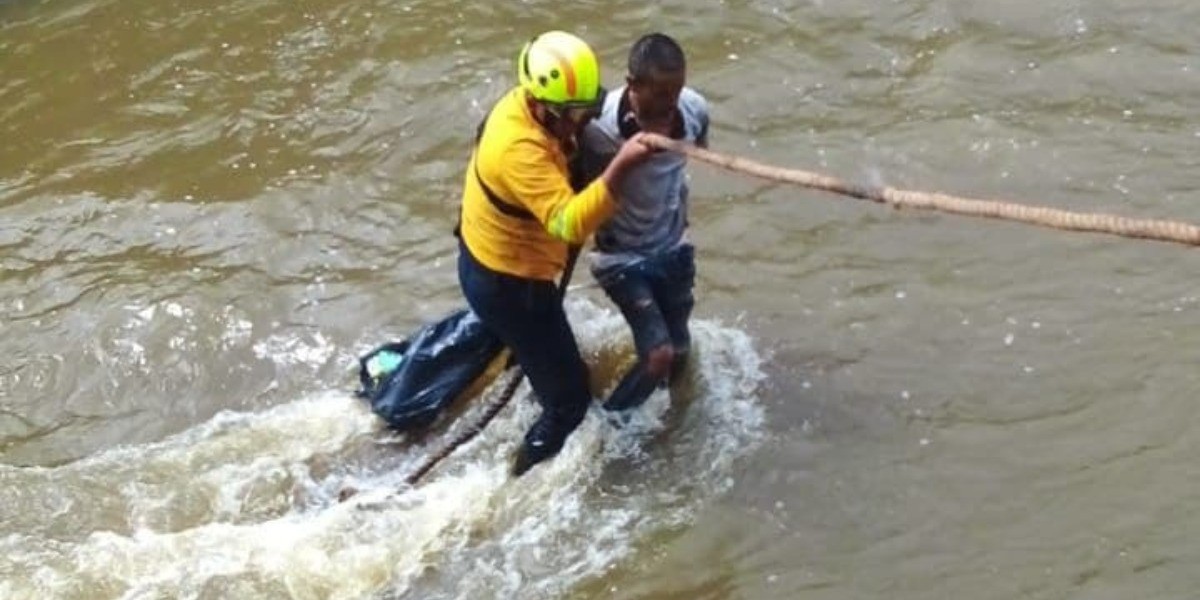 Rescatan ahora a un hombre que cayó al Malecón del Río