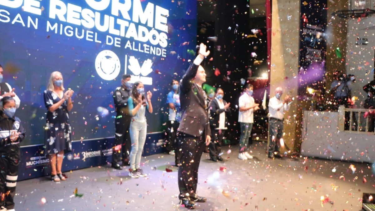 Destaca Villarreal obras como el Acuaférico y el paso a desnivel en su tercer informe