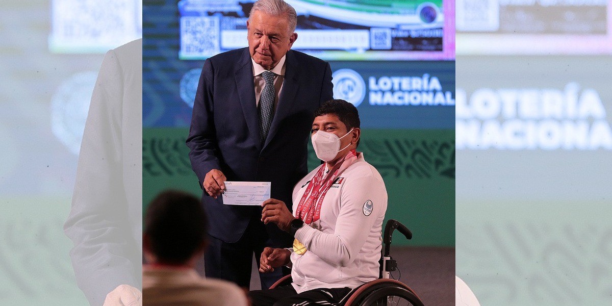 Presidente López Obrador entrega estímulos a medallistas de Tokio 2020