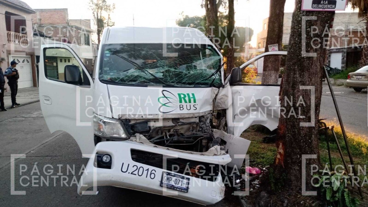 'Pestañea' conductora y choca contra árbol en Echeveste