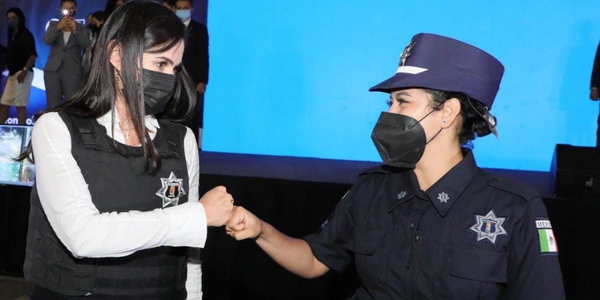 Alcaldesa de León recibe mandos de seguridad