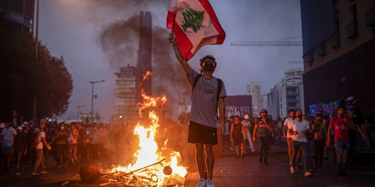 Francotiradores atacan a protestantes armados en Líbano