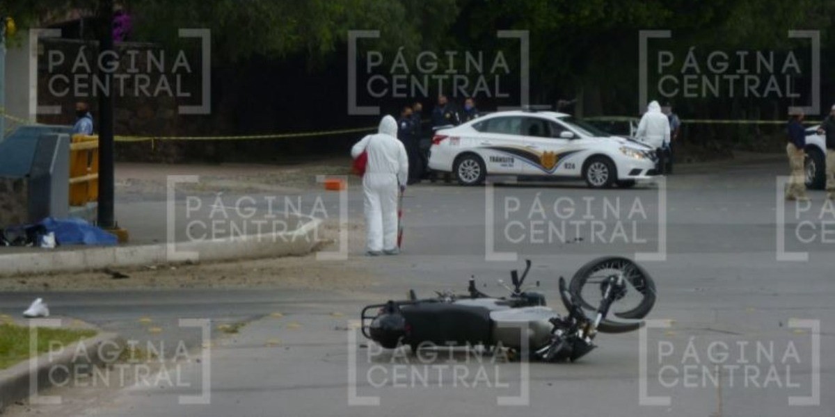 Motociclista derrapa y muere en la colonia Agua Azul