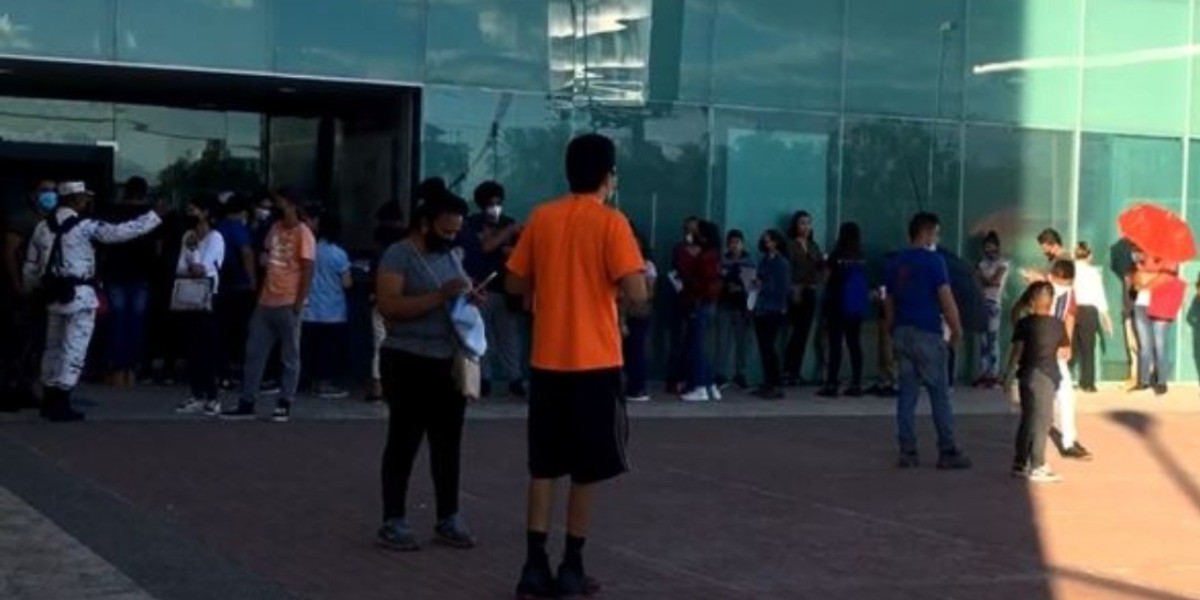 Causa molestia cierre de punto de vacunación en HGL para menores de edad