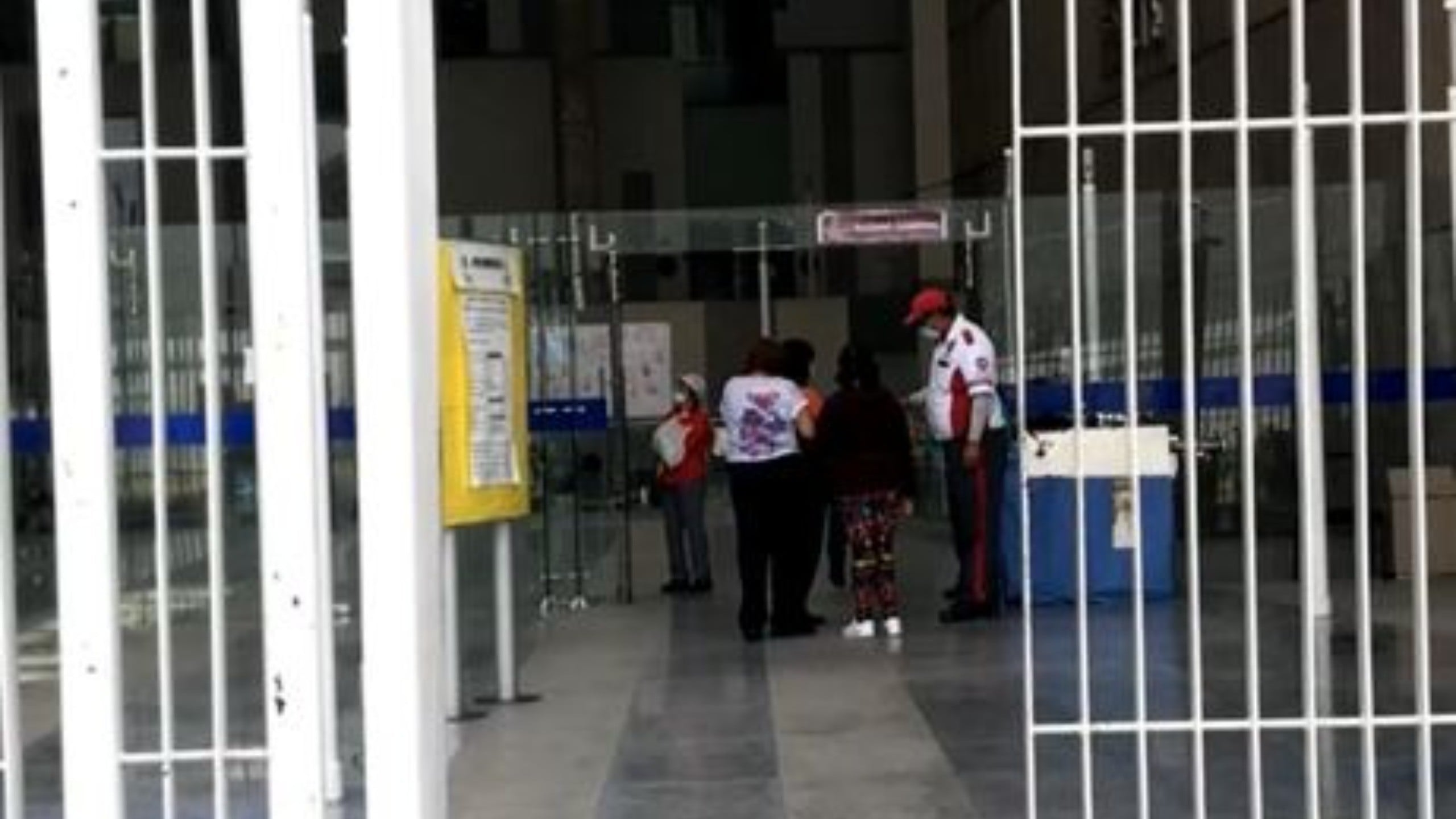 Molestia y desinformación marcan primer día de vacunación a menores con comorbilidades