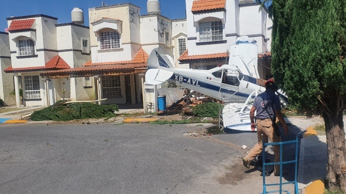 Cae avioneta frente a una casa en Celaya