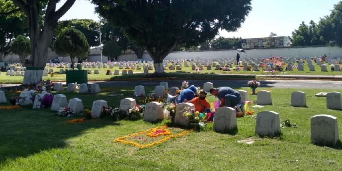 Con sus restricciones, reabren panteones