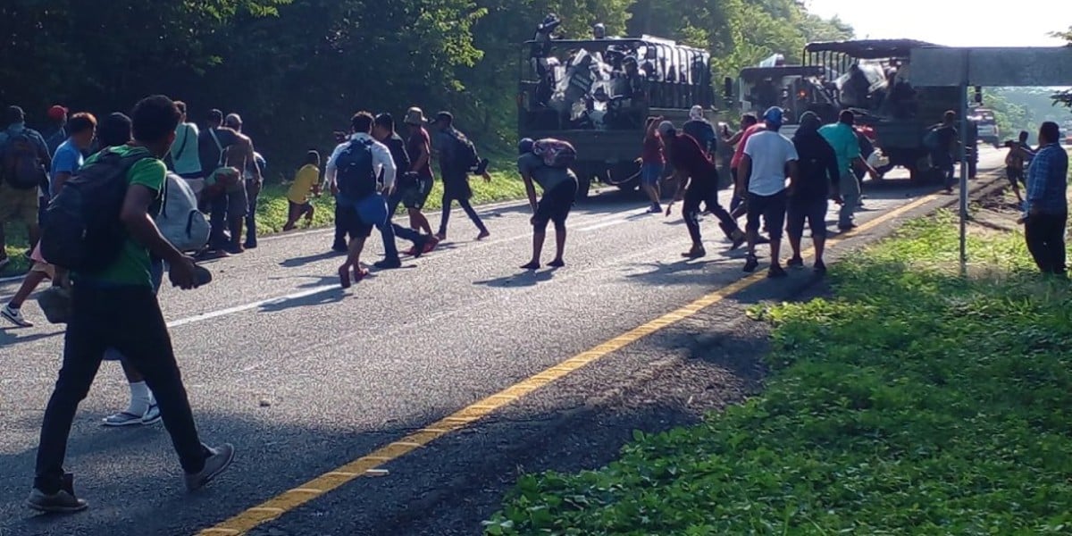 Fuerte enfrentamiento entre migrantes y Guardia Nacional deja dos heridos