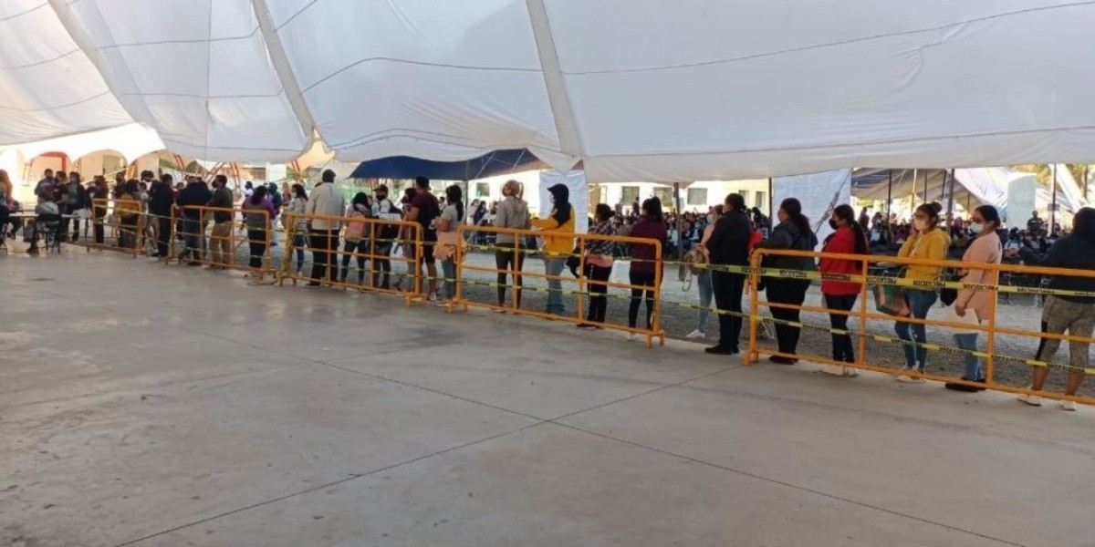 Vacunan con AstraZeneca casi a la mitad de adultos de 18 a 39 años