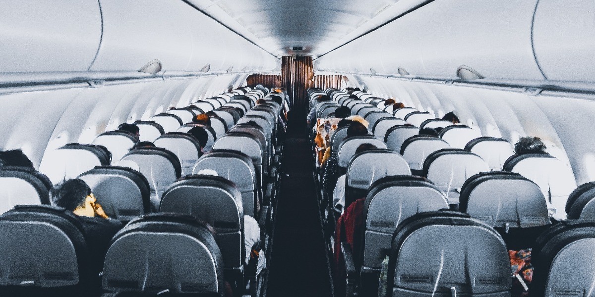 Advierte Profeco a aerolíneas detener cobro indebido por equipaje de mano