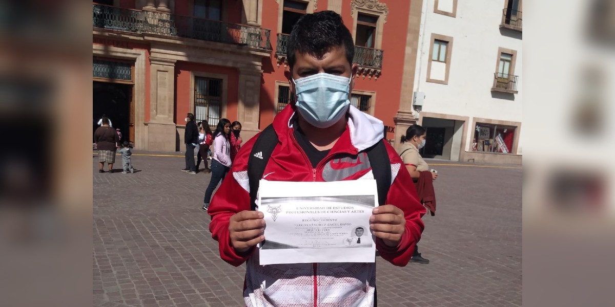 Estudiantes se manifiestan por no recibir la beca estatal Educafin