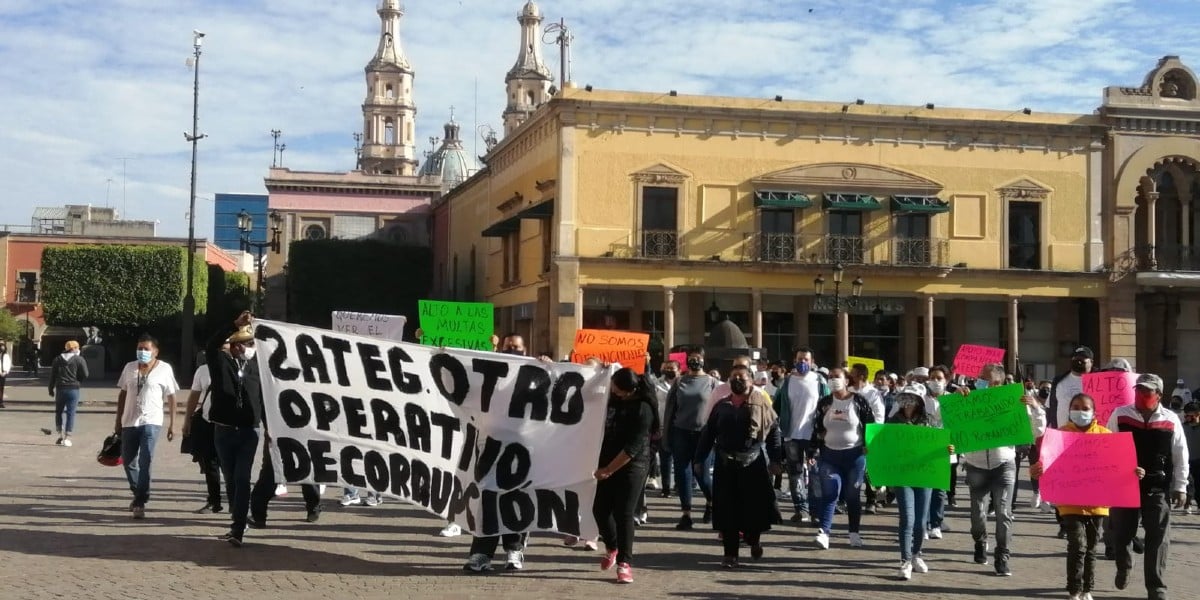 Se manifiestan tianguistas y comerciantes contra el SATEG y el SAT