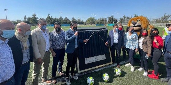 Entregan en León primera cancha de pasto sintético de futbol certificada por FIFA