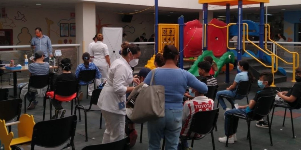 Procesos burocráticos retrasan aplicación de vacuna a menores amparados