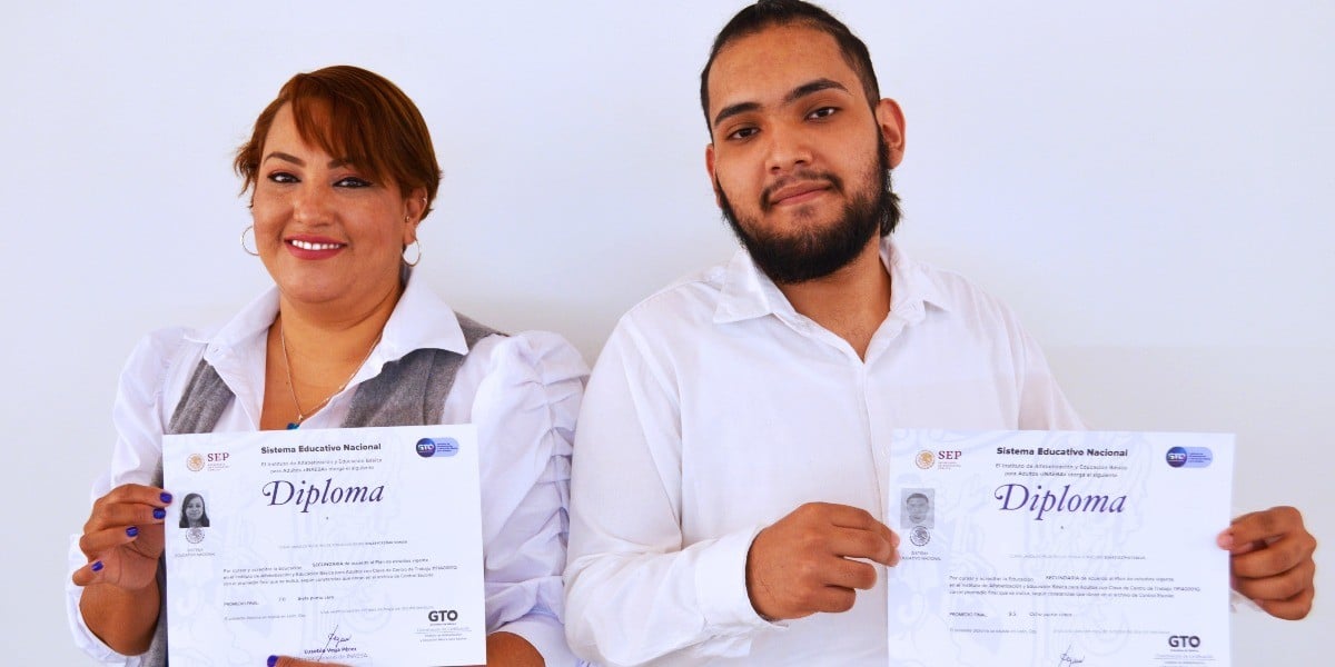 Madre e hijo estudian juntos en Inaeba