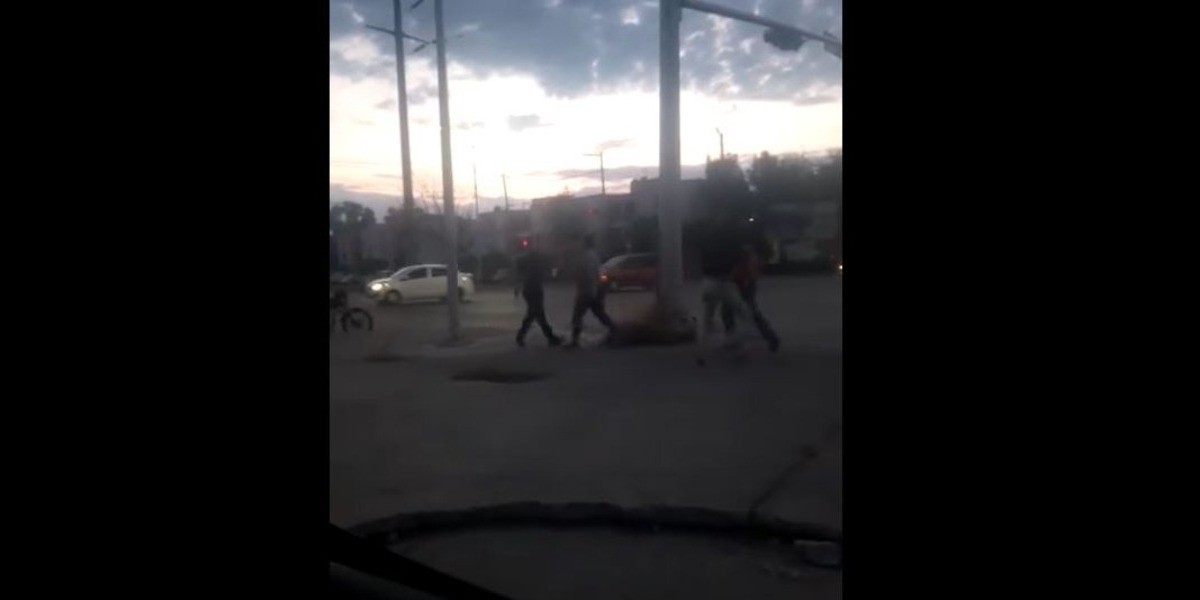 #VIDEO | Hombre muere noqueado en pelea callejera