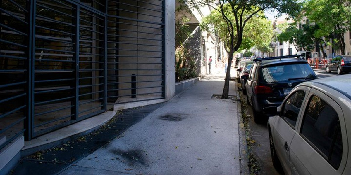 Lanzan bombas molotov a sede del diario Clarín de Argentina