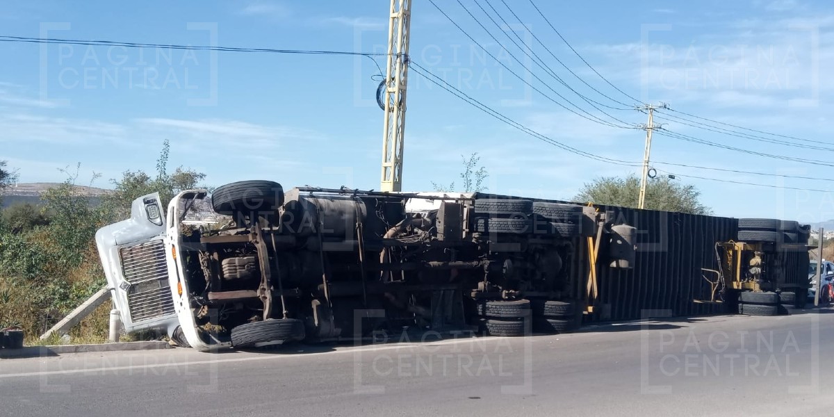 Vuelca tráiler y bloquea la carretera León-Manuel Doblado
