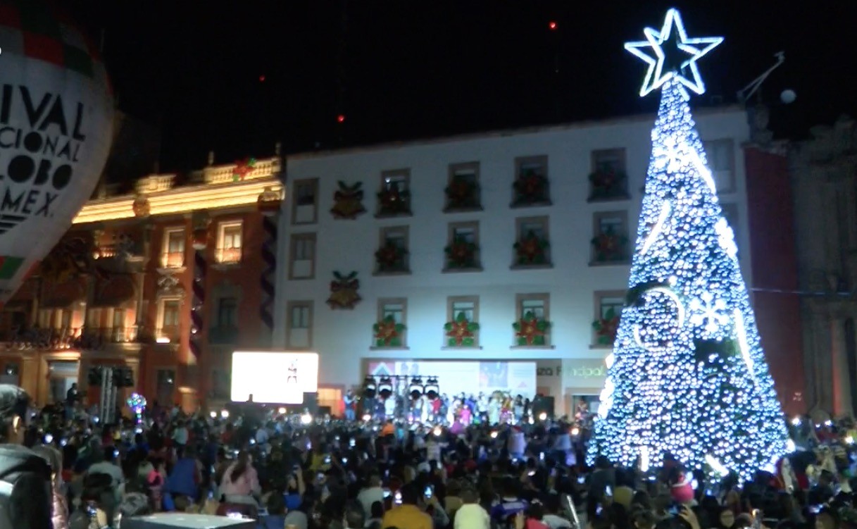 Encienden árbol de Navidad en León; piden tener esperanza en un mejor año
