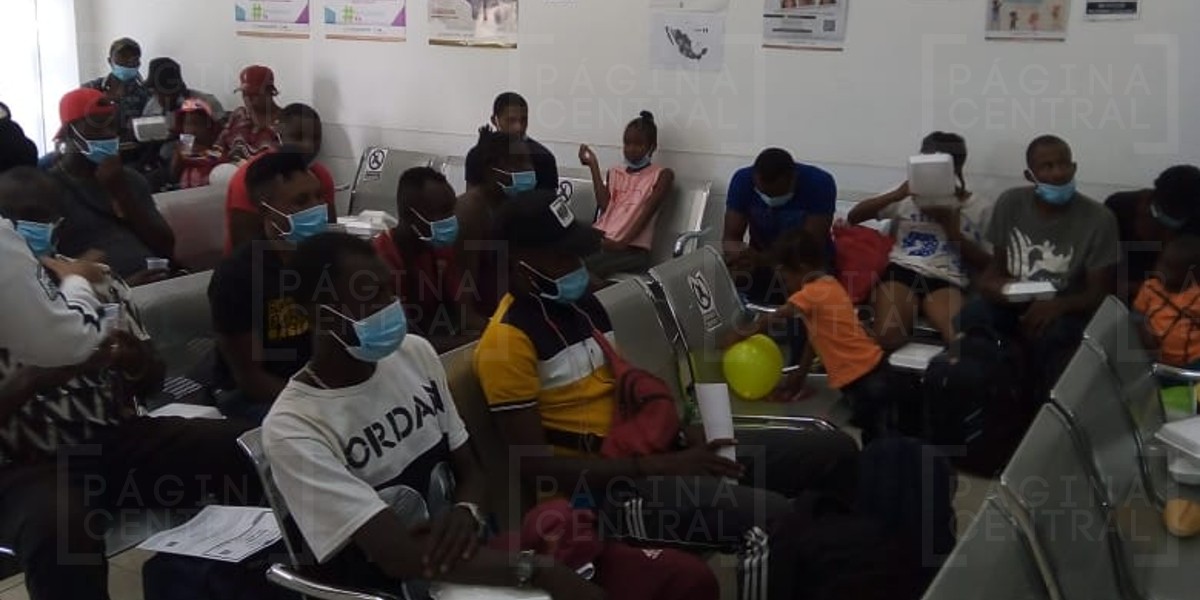 Arriban en oficinas del INM de León 40 migrantes haitianos