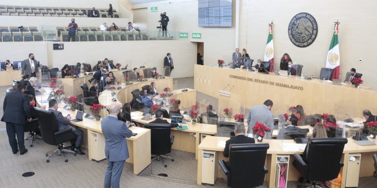 Recibirán diputados de Guanajuato 176 mil pesos para Navidad