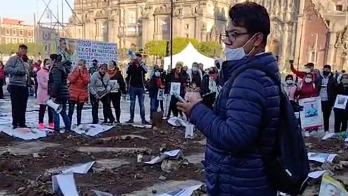 Simulan Colectivos de Búsqueda de Personas fosas afuera de Palacio Nacional