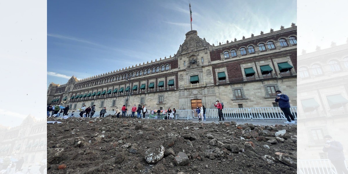 Colectivos le llevan ‘fosas’ a AMLO hasta el Palacio Nacional