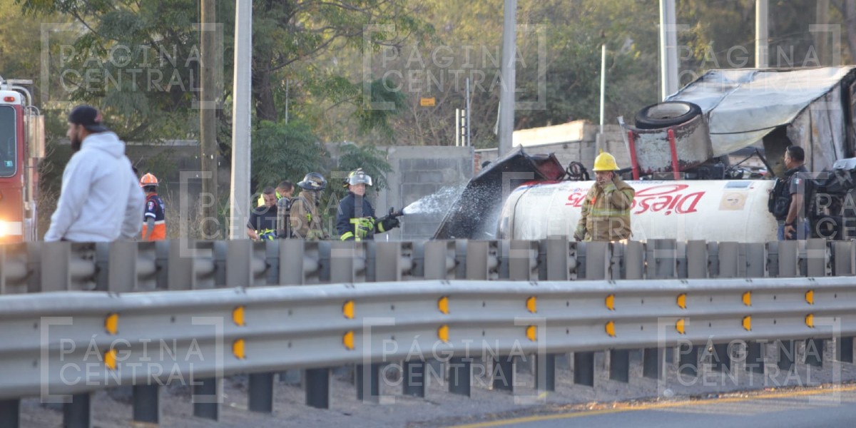 Vuelca y se incendia pipa que transportaba gas LP en el bulevar Aeropuerto
