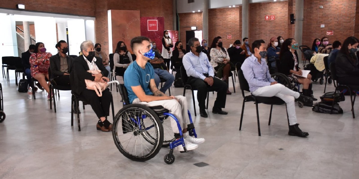 Anuncia AMLO pensión universal para personas con discapacidad