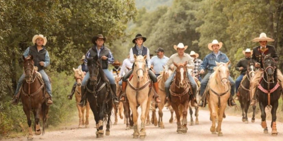 Con cabalga, gobernador refrenda compromiso con los migrantes