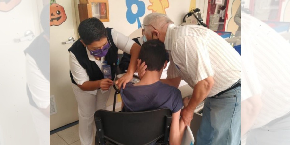 Llegan 385 mil dosis para aplicar tercera vacuna a adultos mayores