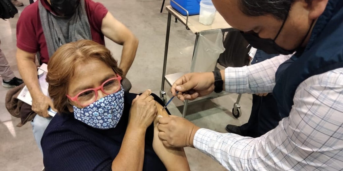 Inicia vacunación de tercera dosis para adultos mayores en León