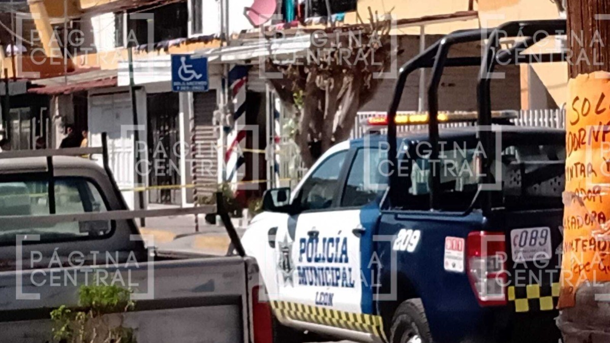 Asesinan a hombre mientras hacía un corte de cabello en su barbería