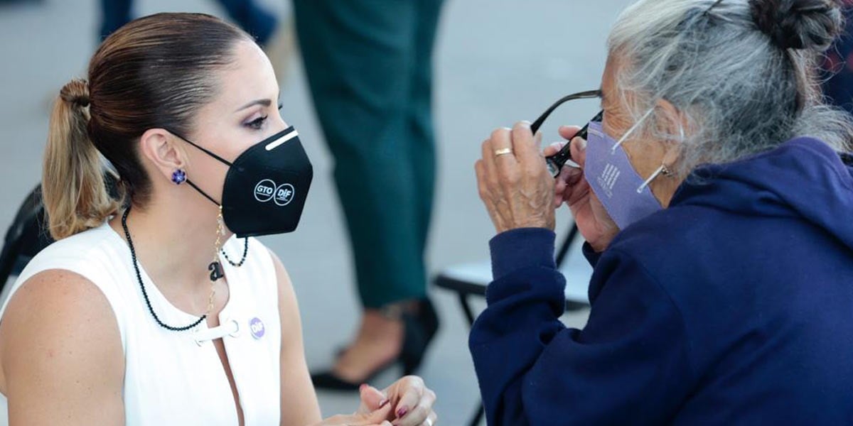 DIF nacional entrega a Guanajuato 3 mil 600 lentes para personas adultas mayores