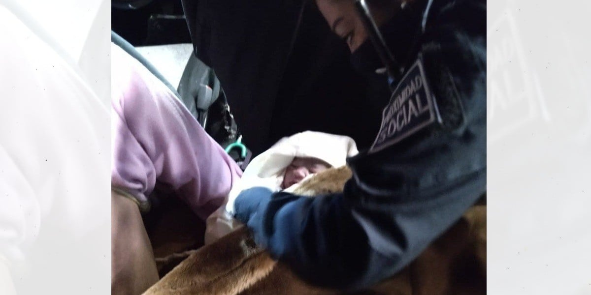 Policías de León asisten parto