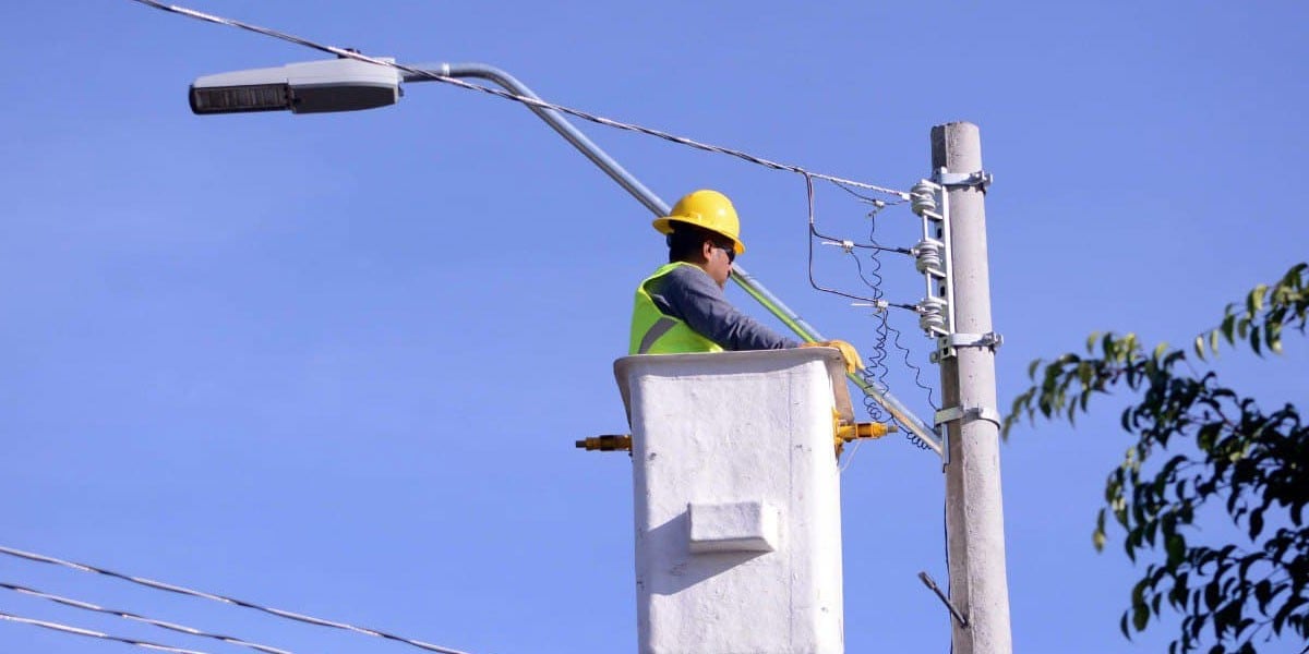 Acceso principal de Loma Blanca ya cuenta con alumbrado público