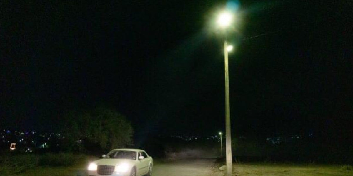 Acceso principal de Loma Blanca ya cuenta con alumbrado público